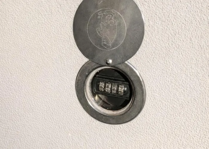 An Der Klosterkirche In Pansiyon *